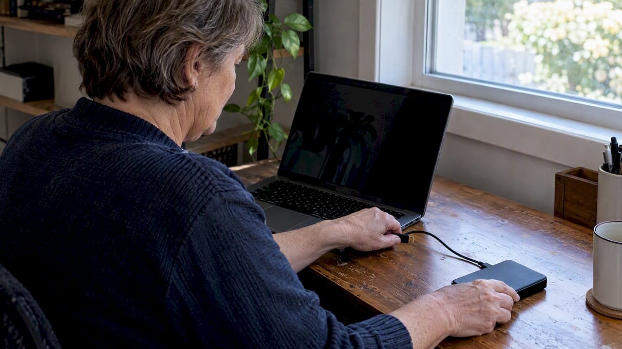 Home user disconnecting an external backup drive